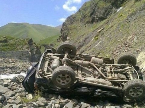 “Mercedes” dərəyə aşdı - Ata və oğlu öldü