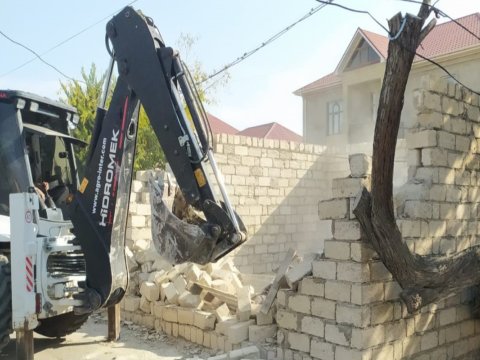 Binədə sənədsiz tikililər söküldü - VİDEO