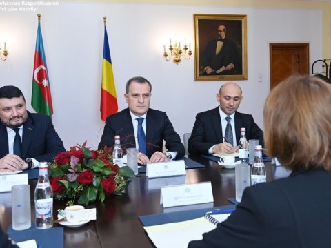 Ceyhun Bayramov rumıniyalı həmkarı ilə regional məsələləri müzakirə etdi