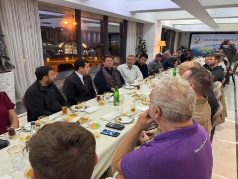 Hikmət Hacıyev beynəlxalq səyyahlarla görüşdü - FOTO