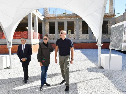 Prezidentlə xanımı Şuşada peşə məktəbinin və kollecin binasına baxıblar