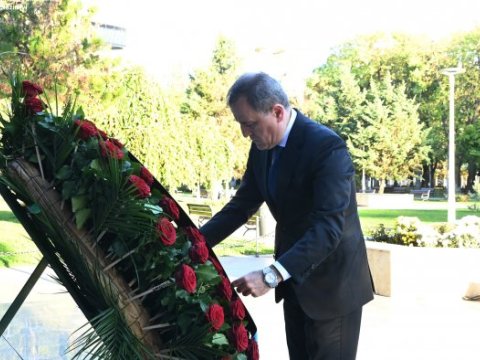 Ceyhun Bayramov Serbiyada Heydər Əliyevin abidəsini ziyarət etdi