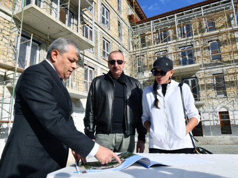 Prezident xanımı ilə Şuşada