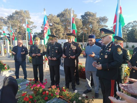 Müdafiə Nazirliyinin zabitləri İkinci Şəhidlər xiyabanında - FOTO