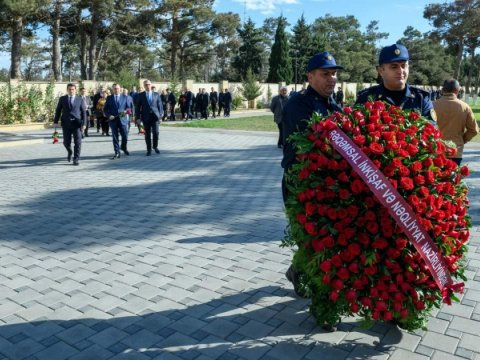 Nazirliyin kollektivi II Fəxri xiyabanı ziyarət etdi - FOTO