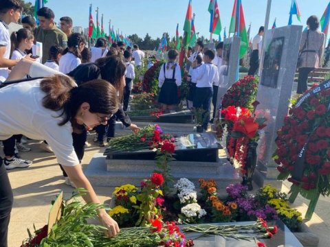 Zəfər Günü İkinci Şəhidlər xiyabanı ziyarət olunur