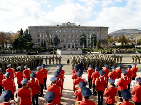 Prezident xanımı və oğlu ilə Xankəndidəki hərbi paradda