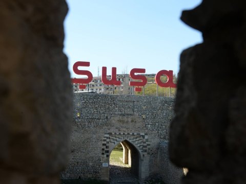 Tanınmışlar Zəfər Gününü harada və kimlərlə qeyd edir...