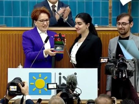 Şuşadan aparılan torpaq Meral Akşenərə təqdim edildi - FOTO