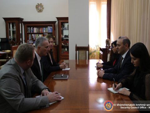 Lui Bono Ermənistana GƏLDİ