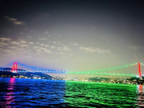 İstanbul körpüsü bayrağımızın rəngində