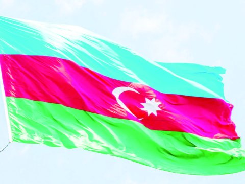 Bir kərə yüksələn bayraq...