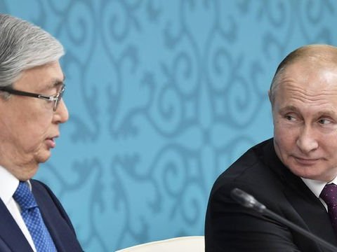 Putin yenə Tokayevin atasının adını səhv dedi