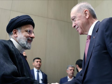 Ərdoğan Rəisi ilə regional məsələləri müzakirə etdi