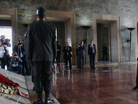 Ərdoğan Atatürkün məzarı başında: Əziz Atatürk...