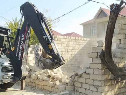 Bakıda sənədsiz tikililər söküldü - VİDEO