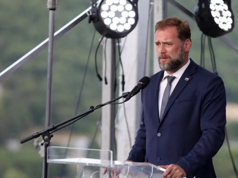 Müdafiə naziri yol qəzasında ağır yaralandı