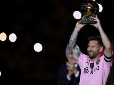 Messi “Qızıl top”u azarkeşlərə təqdim etdi - VİDEO