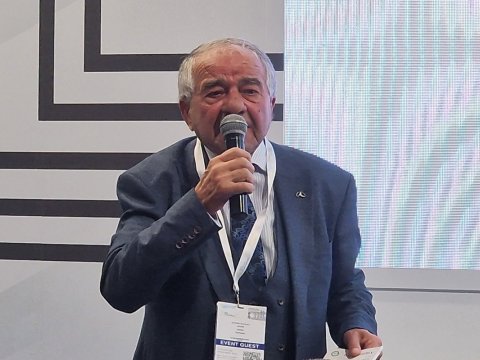 Gənc yazıçılar başının 