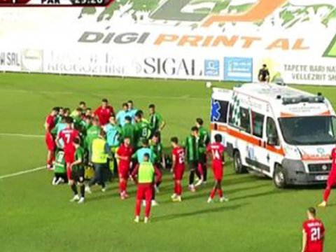 Futbolçu oyun zamanı öldü