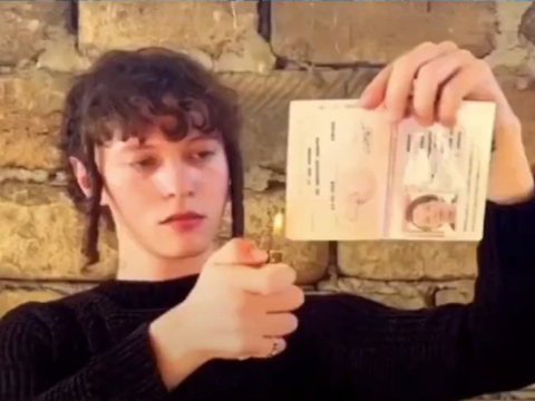 Rusiya pasportunu yandıraraq Ermənistana qaçan müğənni geri qayıdır