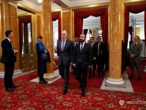 Mirzoyan britaniyalı nazirlə Qafqazı müzakirə etdi 