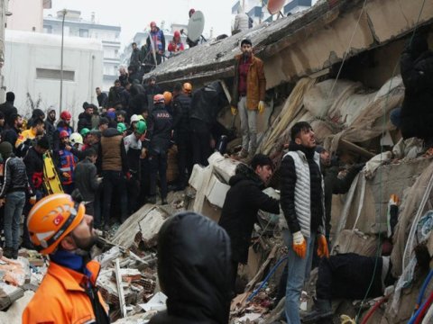 Dəməşqdə bina çökdü - Xeyli sayda yaralı var