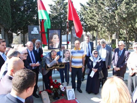 İraq türkmanları Qənirə Paşayevanın məzarı başına gəldilər - FOTOLAR