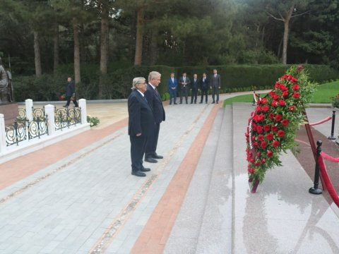 Avrasiya Patent İdarəsinin prezidenti Heydər Əliyevin məzarını ziyarət etdi