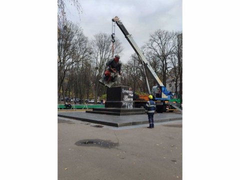 Kiyevdə Puşkinin heykəli götürüldü - VİDEO