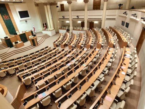 Deputatların maaşı ARTIRILIR