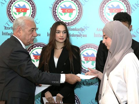 AHİK-də tələbələrə adlı təqaüdlər təqdim edildi - FOTOLAR