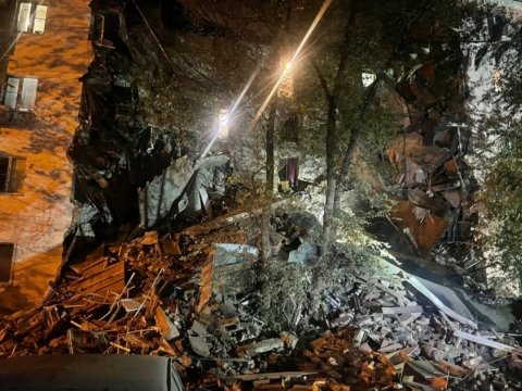 Beşmərtəbəli bina uçdu - 213 nəfər təxliyə olundu 