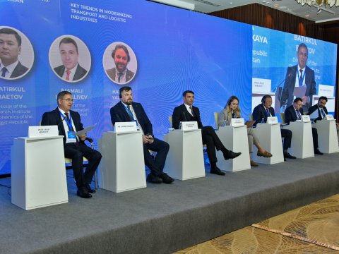 Bakıda beynəlxalq nəqliyyat-logistika dəhlizlərinin inkişafı müzakirə olundu