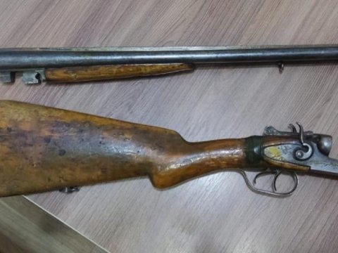 Tüfəngini könüllü şəkildə polisə verdi 