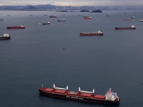 Buğda daşıyan gəmi minaya düşdü 