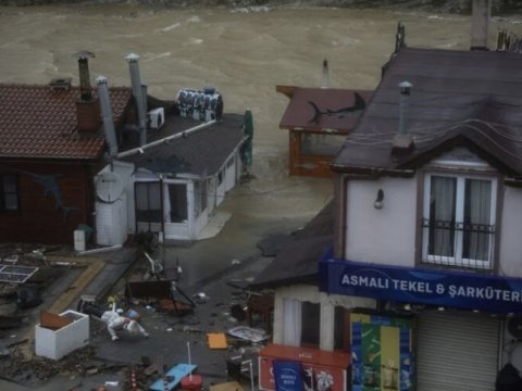 Güclü külək: Təyyarələr enə bilmədi, gəmi ilə əlaqə kəsildi