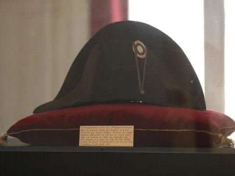 Napoleonun papağı hərraca çıxarıldı - FOTOLAR