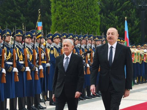 İlham Əliyev İraq Prezidentini qarşıladı