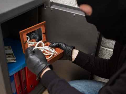 Lökbatanda evdən 14 min manatlıq qızıl oğurlandı