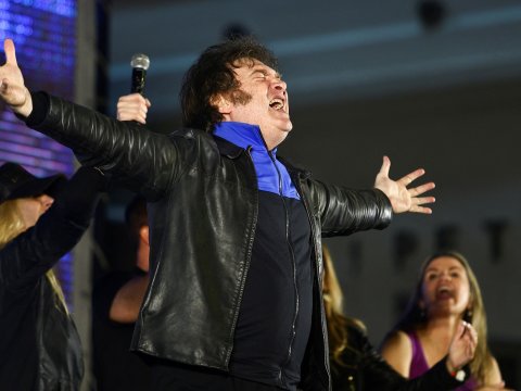 Yeni prezident qələbəsini belə qeyd etdi - VİDEO