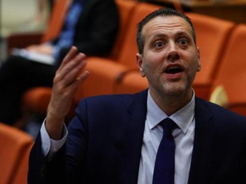 1 dəqiqəlik sükuta görə futbolçunun vətəndaşlığı əlindən alına bilər