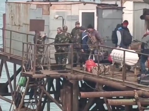 Dənizdəki işçilər təxliyə edildi