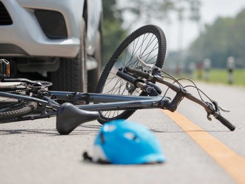 Maşın velosipedçini vurub öldürdü