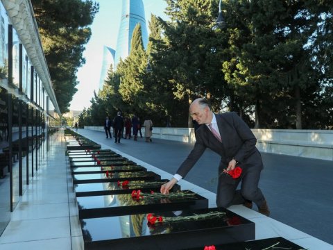 Britaniyanın dövlət naziri Şəhidlər xiyabanında - FOTO