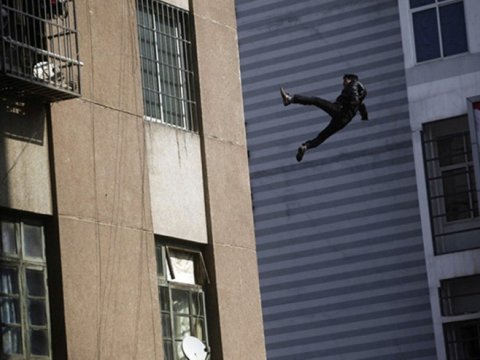 Bakıda 51 yaşlı kişi özünü binadan ATDI