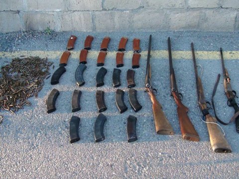 Arazın sahilində silah-sursat tapıldı - FOTO