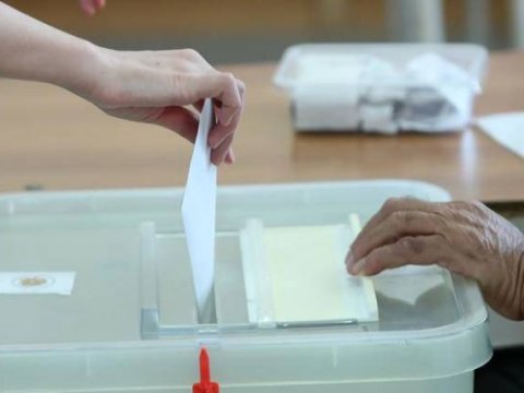 Ermənistan növbədənkənar seçkilərə gedir?