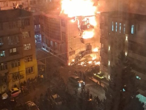 Bakıda ticarət mərkəzi YANDI: Yaralı var 