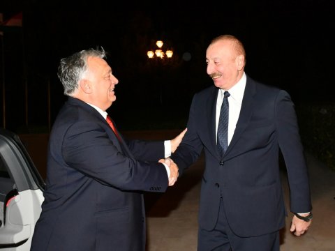 Prezident Orbanı belə qarşıladı: Səmimi görüntülər